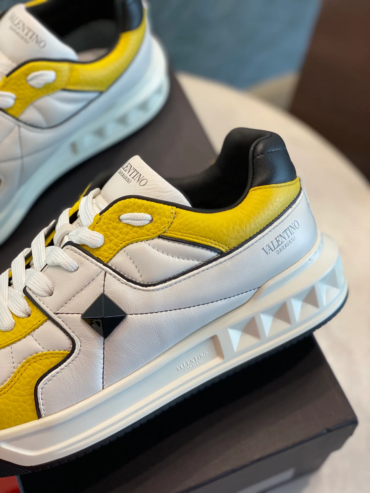👟👟Ex-factory price 780👟👟 Valentino ONE STUD calfskin lace-up sneakers. Soft suede low-top sneakers, classic and versatile, couple's sneakers, special goods, worth buying! A pair of simple shoes with unique details will save you from the difficulty of dressing. OneStud sneakers, with quilted plaid and oversized rivets, create an eye-catching punk style and get rid of the heavy feeling of this season's clothing. U👟👟Ex-factory price raise calfskin derby shoes, with exquisite leather construction and simple silhouette, smooth lines set the tone of coolness, they are a versatile item in the wardrobe. There are more Valentino boutique shoes waiting for you to unlock! It’s time to get the shoes you’ve been coveting for a long time! Officially on sale 7,+++ - Seven straps, decorated with metallic rubber effect. Decoration on the back and tongue. Size 35-44.